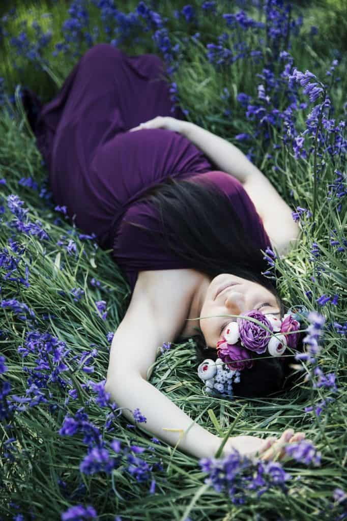Femme enceinte allongée dans l'herbe accouchement à l'aide de l'hypnose, témoignage blog