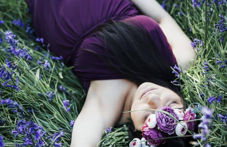 Femme enceinte allongée dans l'herbe accouchement à l'aide de l'hypnose, témoignage blog