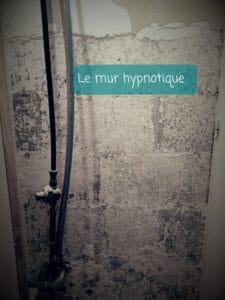 Un ancien mur qui sert à mettre en relief la question L'hypnose - suis-je réceptif?